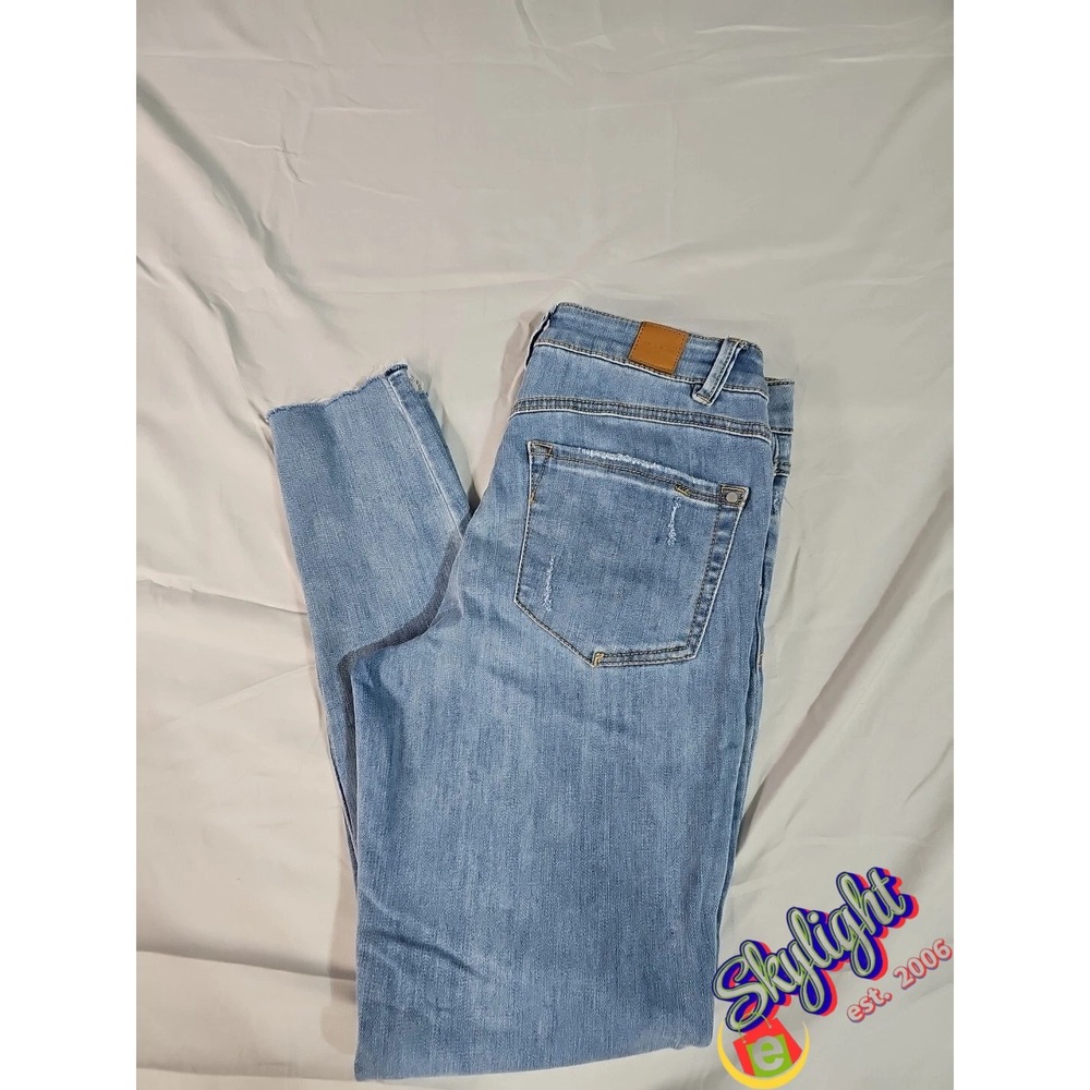 Jolt Women Blue Light Wash‎ Distressed Jeans Rips Mid Rise Stretch Size 7 28x27